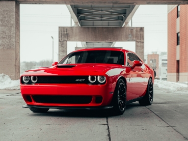 高架下に駐車している赤いスポーツカーです