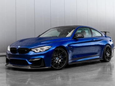 展示場に置かれている青いスポーツカーです