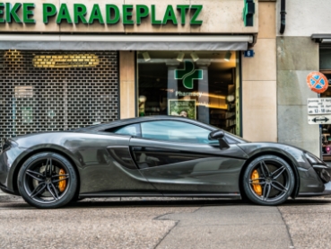 お店の前に駐車している黒いスポーツカーです