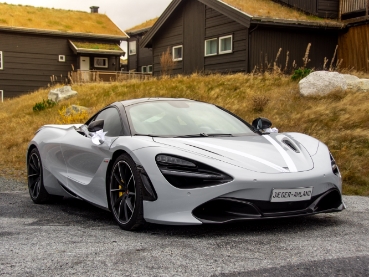 住宅の前に駐車している白いスポーツカーです