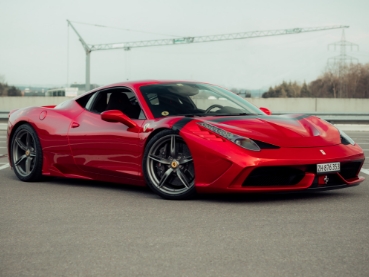 屋上駐車場に駐車している赤いスポーツカーです