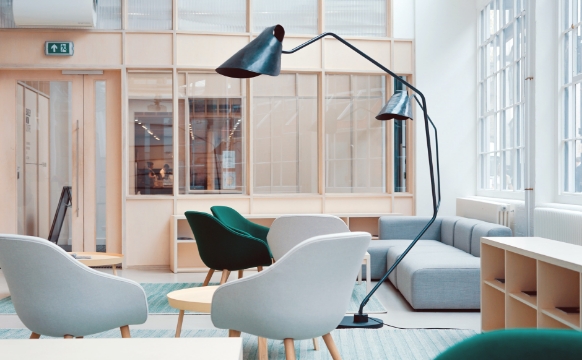 オフィスに置かれたソファや椅子です